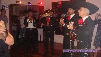 Mariachis cantando