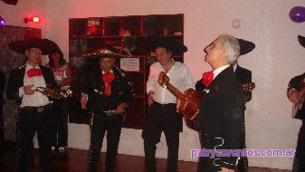 Mariachis cantando
