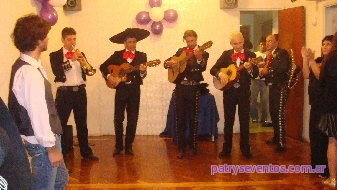 Mariachis cantando