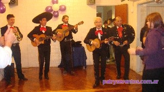 Mariachis cantando