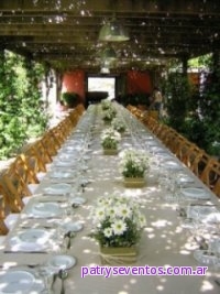 Mesa con mantel blanco y flores