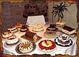 Mesa dulce con tortas