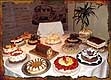 Mesa dulce con tortas