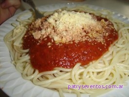 Imagen de tallarines con salsa de tomate y queso rayado